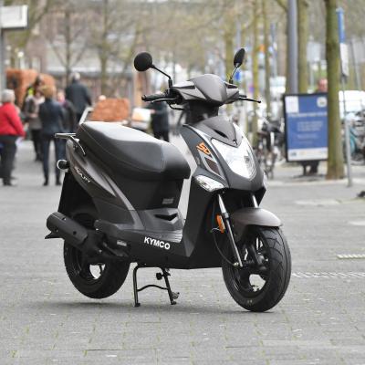 Moto 100 cc noire garée