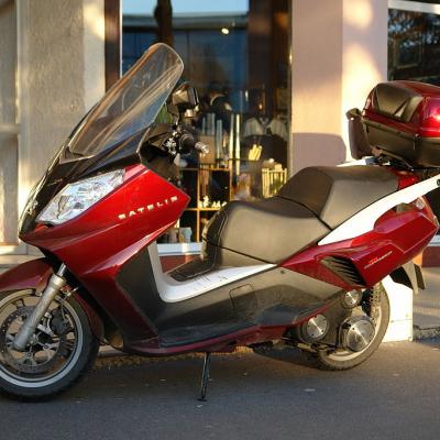 Moto 125 cc rouge garée