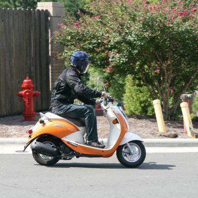 Un homme qui fait de la moto 49,9 cc