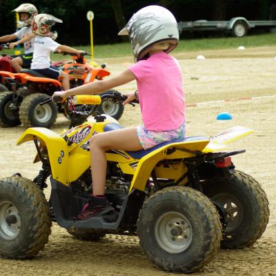 Un enfant sur un quad