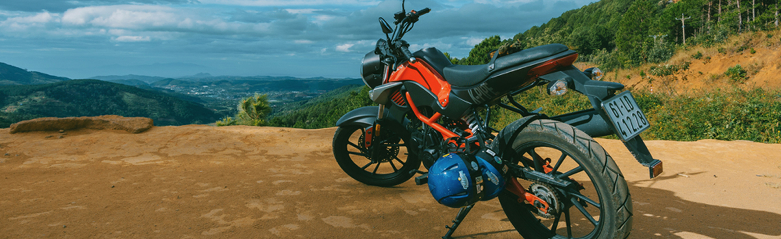 Moto orange sur une colline